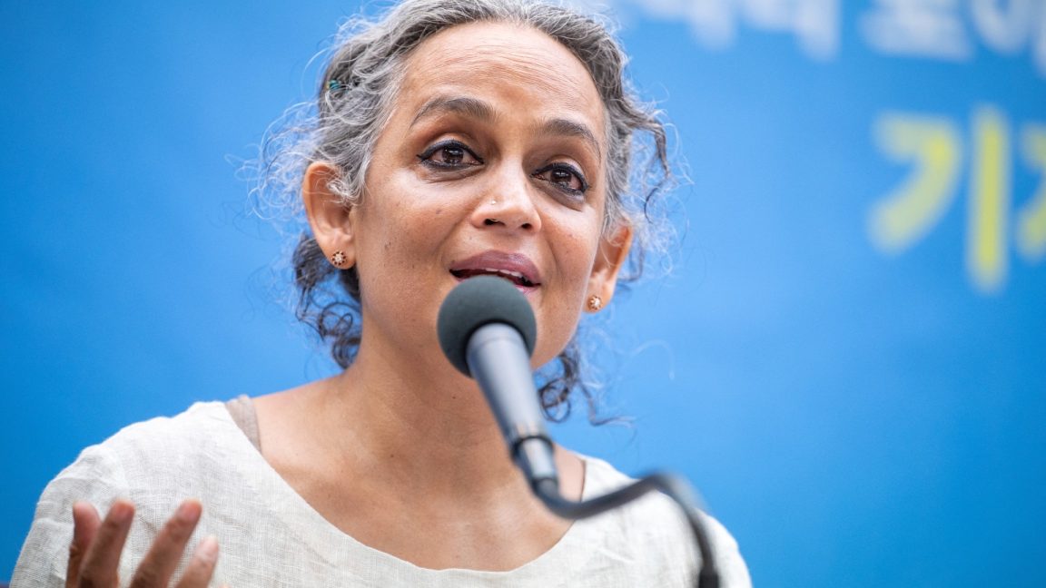 Activists Condemn Indian Government's UAPA Charges Against Author Arundhati Roy