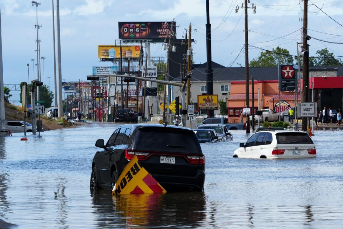 Hurricane Beryl's Landfall in Texas Disrupts Energy Sector and Causes Power Outages