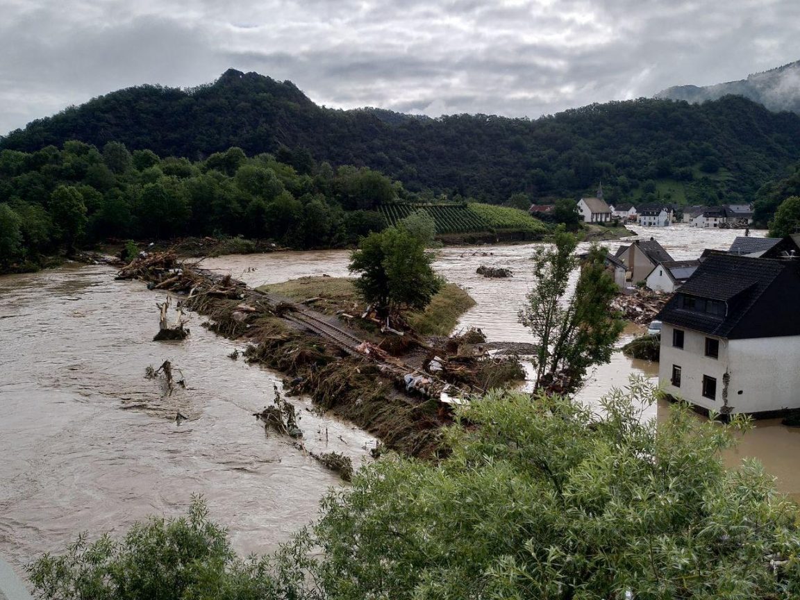 Winter 2023/24 Storms in Western Europe: Intensity, Impacts, and Climate Change Analysis